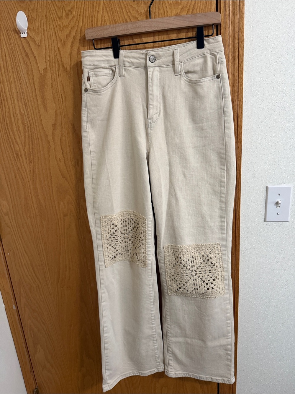 💕Stunning Judy Blue Cream Wide-Leg Jeans with Crochet Knee Panels💕